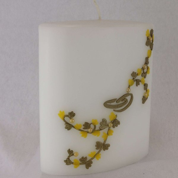weiße Hochzeitskerze mit Blumenranke, ovale Formenkerze, gelb/gold mit Ringen