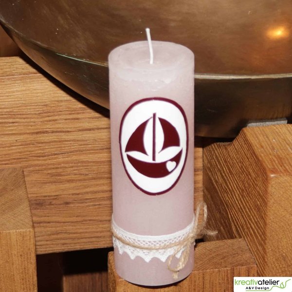 Kerze zur Geburt mit Segelschiff und Klöppelspitze