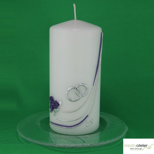 Silberhochzeitskerze, lila-silber verziert mit Eheringen