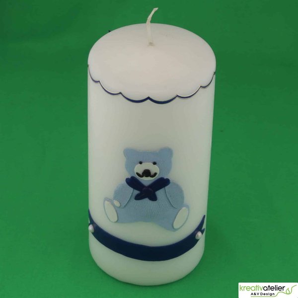 weiße Kerze zur Geburt mit hellblauem Bärchen