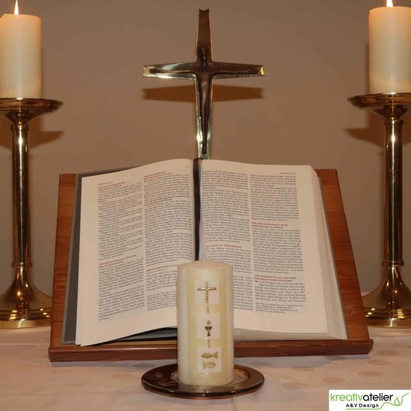 Konfirmationskerze mit drei weißen Kacheln und christlichen Symbolen in elfenbein