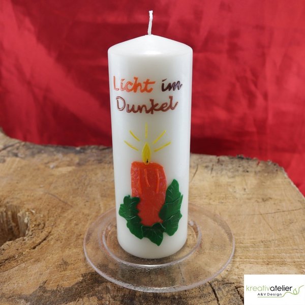 Spruchkerze in elfenbein „Licht im Dunkel“ mit brennender Kerze mit Echtwachsbeschriftung