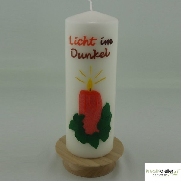 Spruchkerze in elfenbein „Licht im Dunkel“ mit brennender Kerze mit Echtwachsbeschriftung