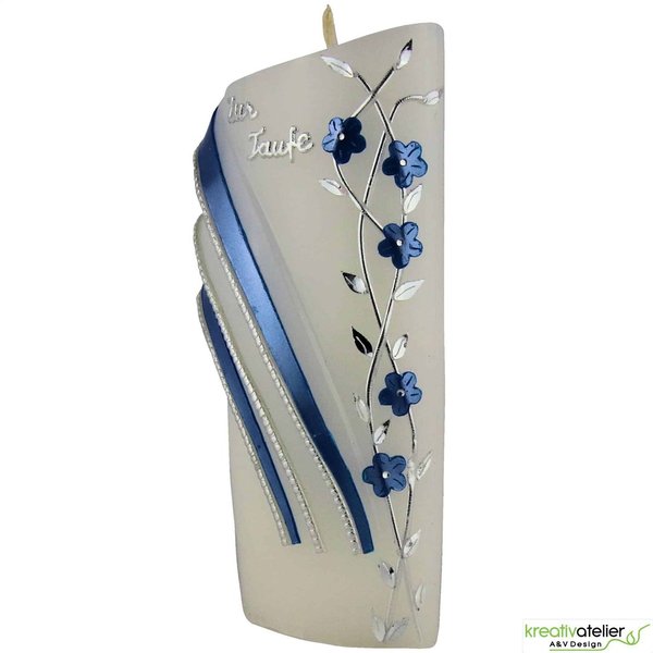 Taufkerze mit Blumenranke, Formkerze Bogenmotiv, silber-blau verziert