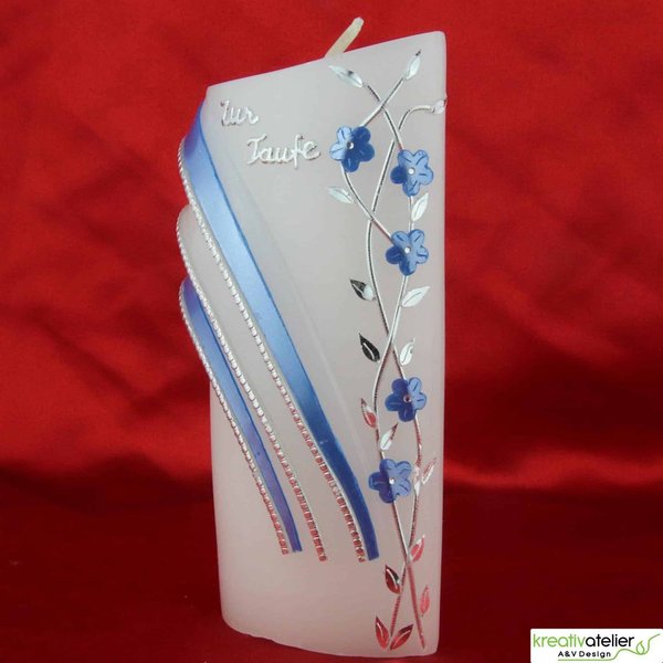 Taufkerze mit Blumenranke, Formkerze Bogenmotiv, silber-blau verziert