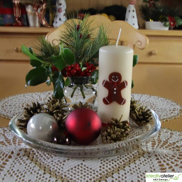 cremefarbige Weihnachtskerze mit Lebkuchenmann