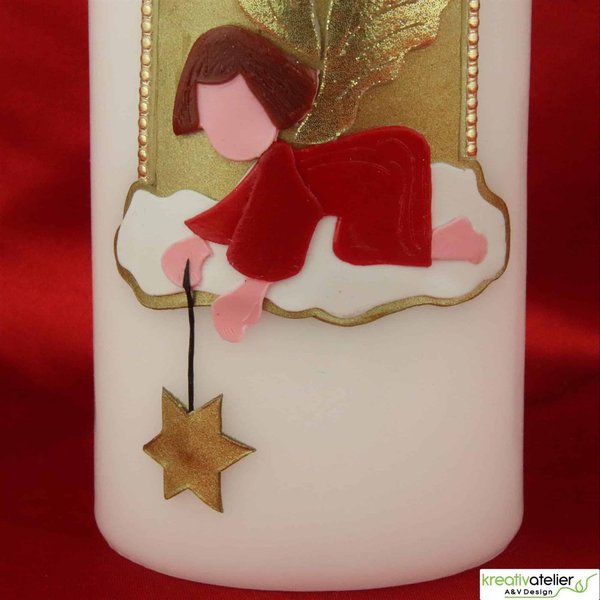 weiße Weihnachtskerze mit knieendem Engel mit Stern