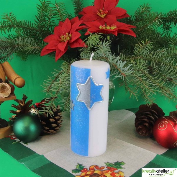 weiße Weihnachtskerze mit blauem Stern