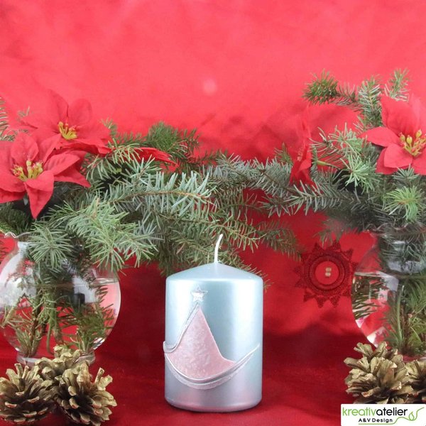 türkise Weihnachtskerze mit stilisiertem Weihnachtsbaum
