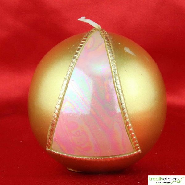 Goldene Kugelkerze mit rosafarbigem Dreieck