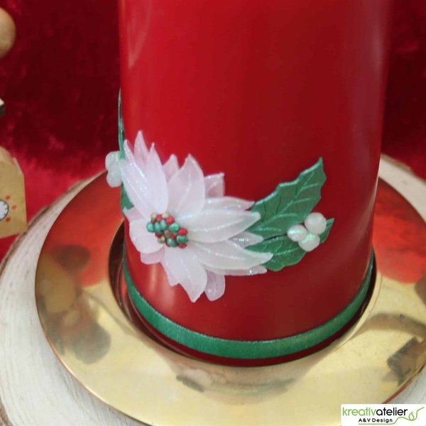 Weiße Weihnachtskerze mit rotem Weihnachtsstern