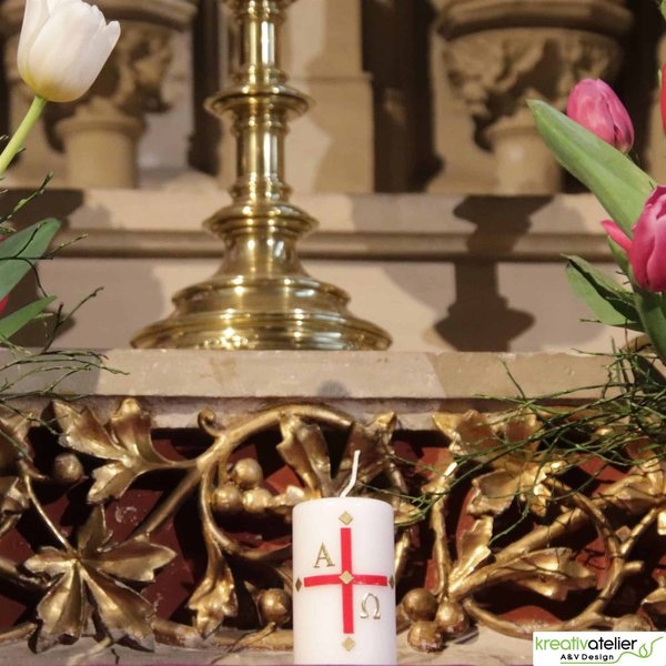 Kleine, handverzierte Osterkerze religiös mit Kreuz und Alpha und Omega