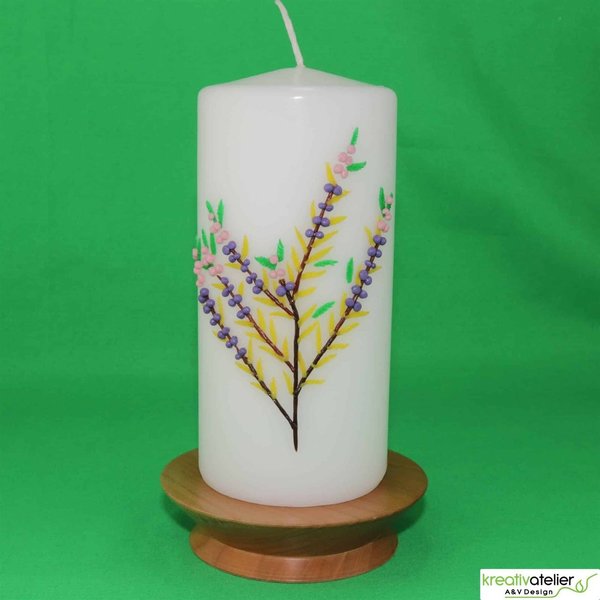 weiße Künstlerkerze Heide - die kunsthandwerkliche Fertigung gibt dieser Kerze das besondere Flair