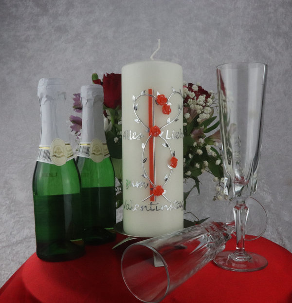 Elfenbeinfarbige Kerze zum Valentinstag mit Rosenranke und orangenen Rosen
