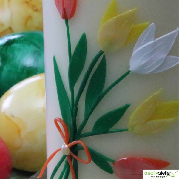 Elfenbeinfarbige Osterkerze mit Tulpen, Osternest und Häschen