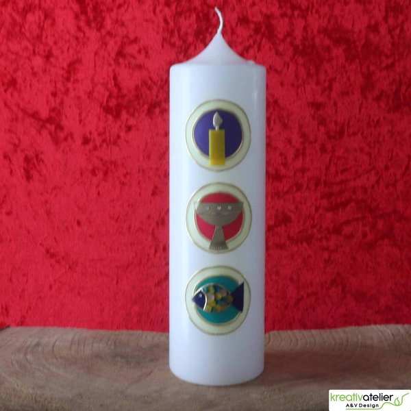 Weiße Konfirmationskerze mit drei Kacheln und christlichen Symbolen Licht, Kelch und Fisch