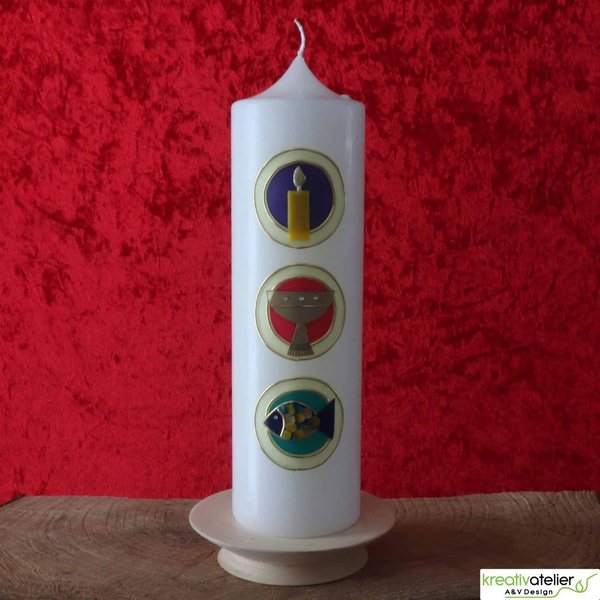 Weiße Konfirmationskerze mit drei Kacheln und christlichen Symbolen Licht, Kelch und Fisch
