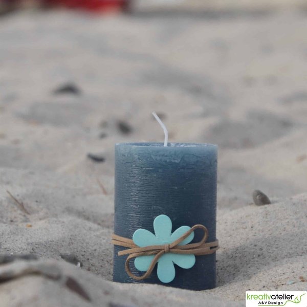 Maritime Kerze mit großer Holzblume und Lederbändchen in azur-blau