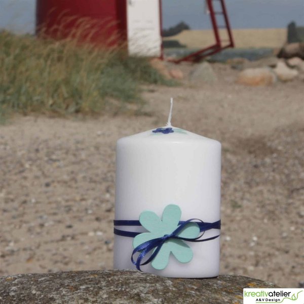 weiße, maritime Kerze mit großer Holzblume und blauem Satinbändchen