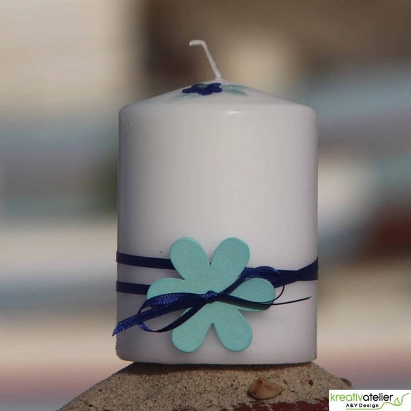 weiße, maritime Kerze mit großer Holzblume und blauem Satinbändchen
