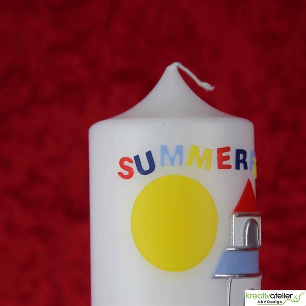weiße maritime Kerze "Summerfeeling" mit Leuchtturm und Echtwachsbeschriftung