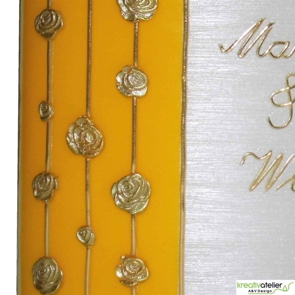 weiße, ellipsenförmige Goldhochzeitskerze mit goldenen Rosen verziert, Perlmuttoberfläche