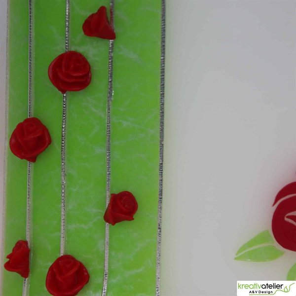 Weiße, ellipsenförmige Hochzeitstagskerze mit roten Rosen verziert, silber