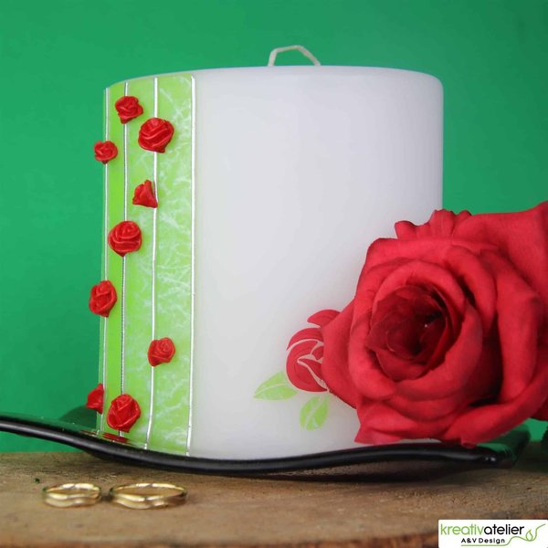 Weiße, ellipsenförmige Hochzeitstagskerze mit roten Rosen verziert, silber