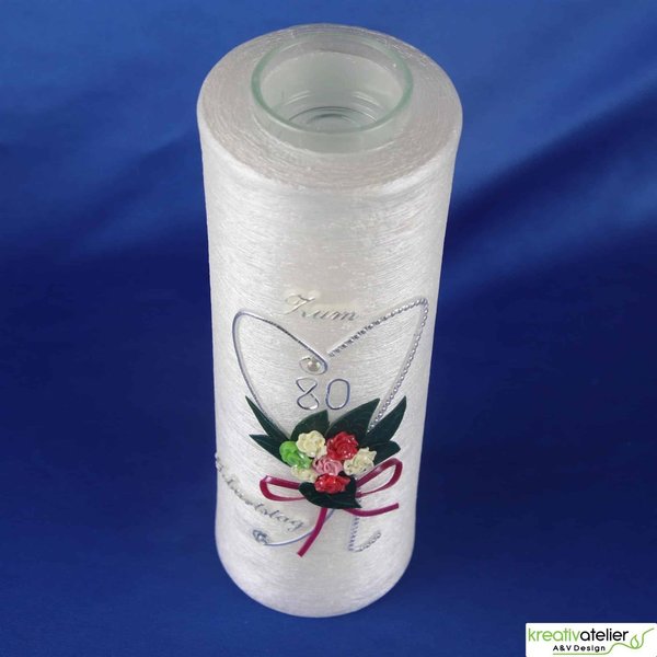 weiße Geburtstagskerze mit Herz und Rosenstrauß, Teelichteinsatz und Perlmutt-Oberfläche