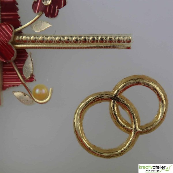 Goldhochzeitskerze –Formkerze rote Blumenranke, goldene Ringe