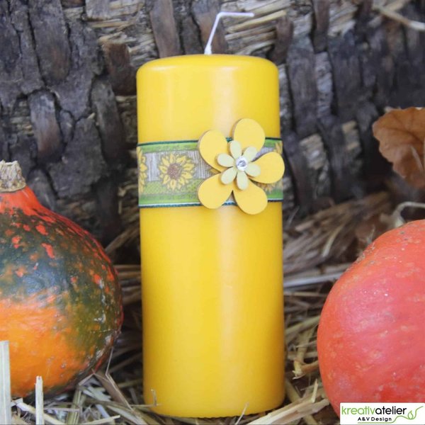 gelbe Herbstkerze mit Herbstdeko, Satinband und Holzblume