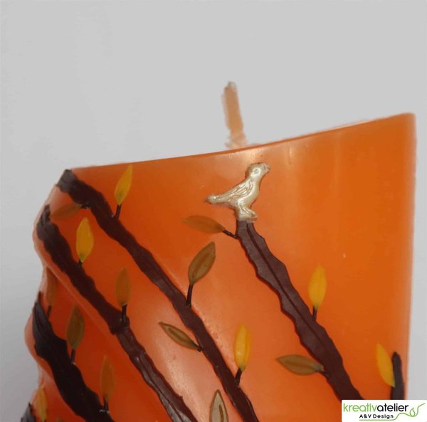 Orange Herbstkerze mit Fuchs – ovale Formenkerze mit Bogenmotiv, verziert