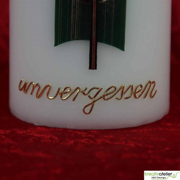 weiße, kleine Trauerkerze mit Kreuz und Echtwachsbeschriftung "unvergessen"