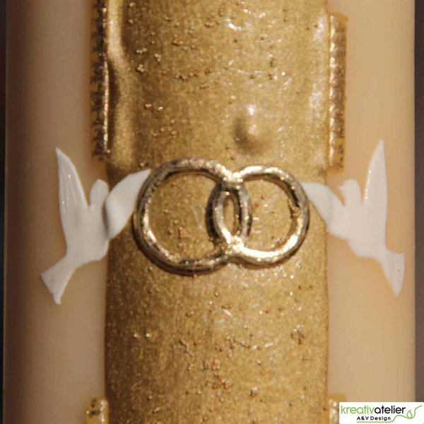 Hochzeitskerze in bisquit, gold verziert mit Tauben, Ringen und Herzchen