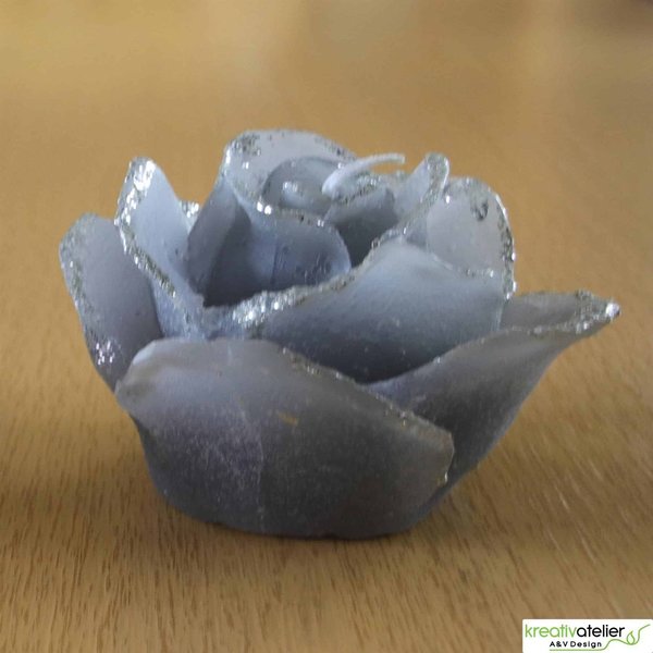 graue Formenkerze Rose mit silbernem Rand