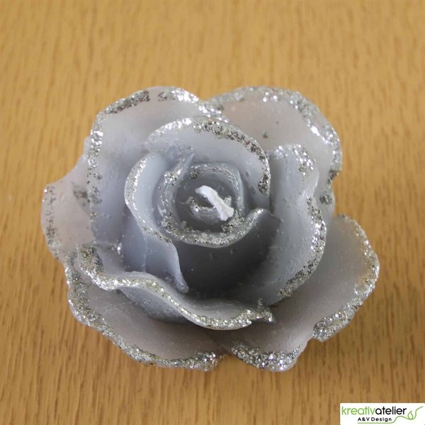 graue Formenkerze Rose mit silbernem Rand
