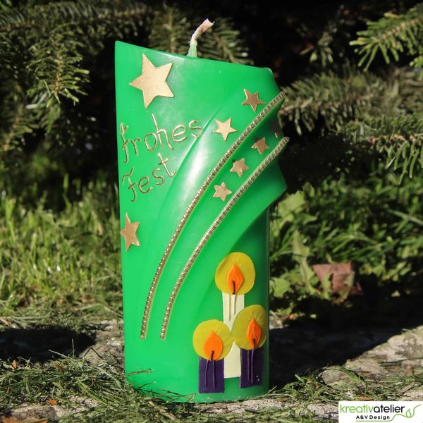 grüne Weihnachtskerze mit Kerzen und Sternen – ovale Formenkerze mit Bogenmotiv, verziert