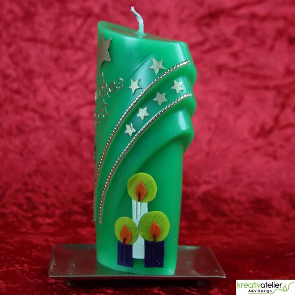 grüne Weihnachtskerze mit Kerzen und Sternen – ovale Formenkerze mit Bogenmotiv, verziert
