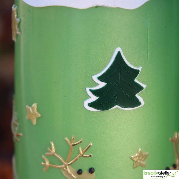 grüne Weihnachtskerze mit Rentieren, Tannen und Sternen