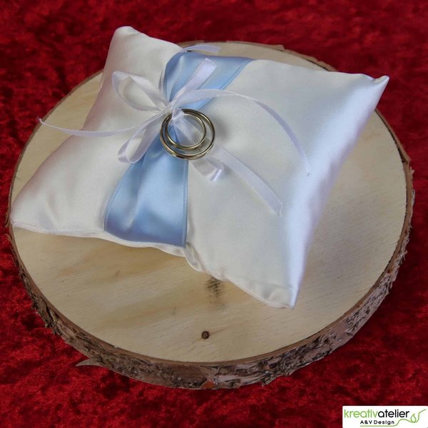 Ringkissen aus Satin in weiß mit hellblauem Satinband und weißer Schleife
