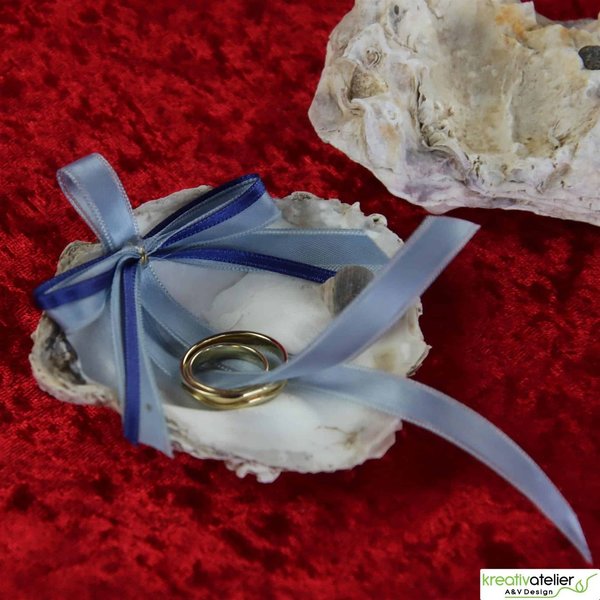 Ringschale Austernmuschel (weiß) mit blauen Satinbändern