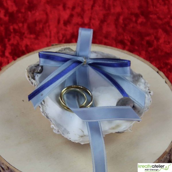 Ringschale Austernmuschel (weiß) mit blauen Satinbändern