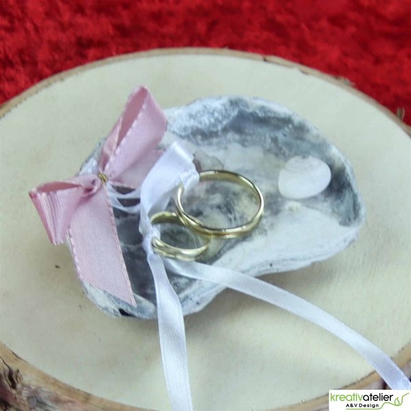 Ringschale Muschel (grau-weiß) mit rosa-weißen Satinbändern
