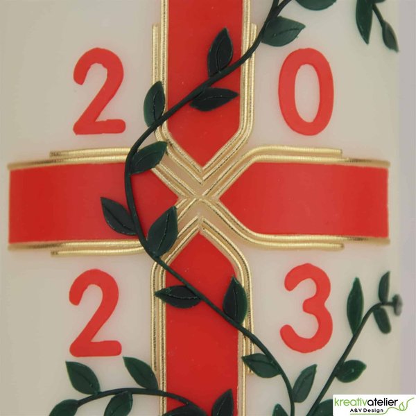 Große christliche Osterkerze mit Kreuz, Blumenranke, Alpha und Omega und aktueller Jahreszahl