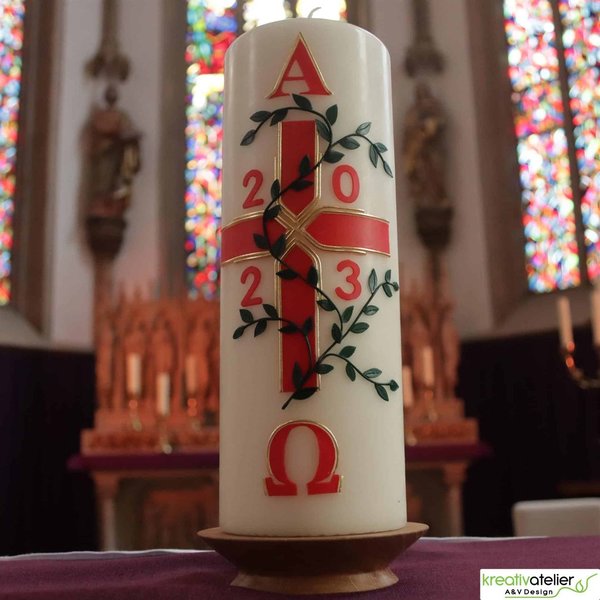 Große christliche Osterkerze mit Kreuz, Blumenranke, Alpha und Omega und aktueller Jahreszahl