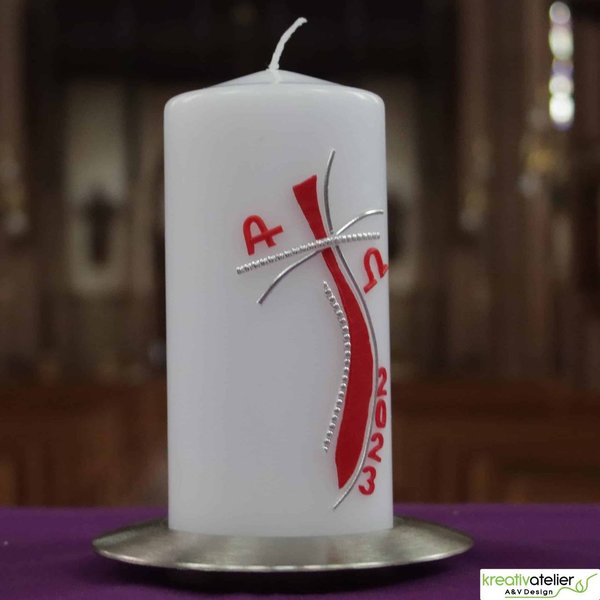 Edle Osterkerze christlich mit geschwungenem rot silbernem Kreuz mit silbernen Perlstreifen
