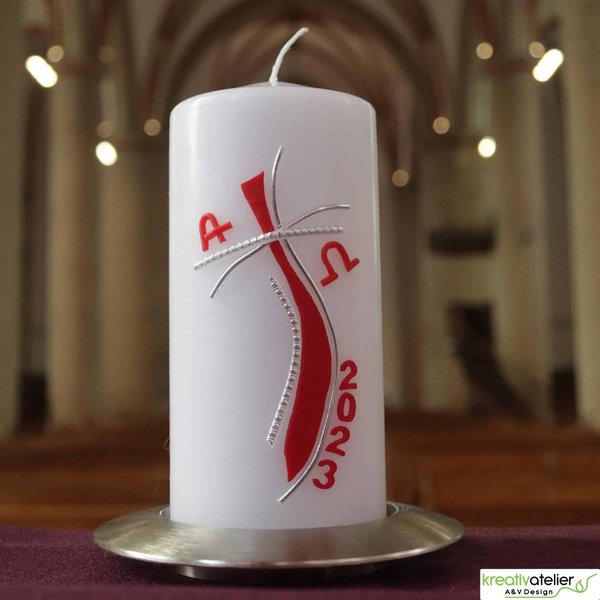 Edle Osterkerze christlich mit geschwungenem rot silbernem Kreuz mit silbernen Perlstreifen