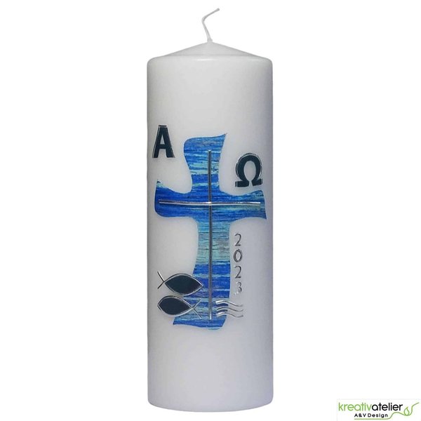 Moderne christliche Osterkerze mit blau silbernem Kreuz in Wellenform, Fischen, Wellen
