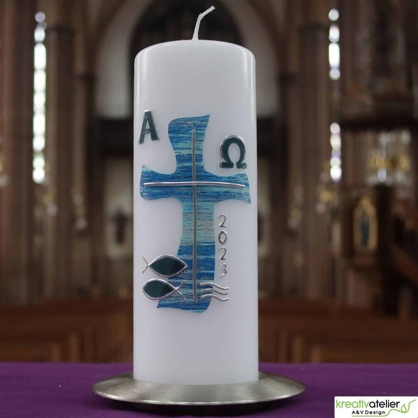 Moderne christliche Osterkerze mit blau silbernem Kreuz in Wellenform, Fischen, Wellen