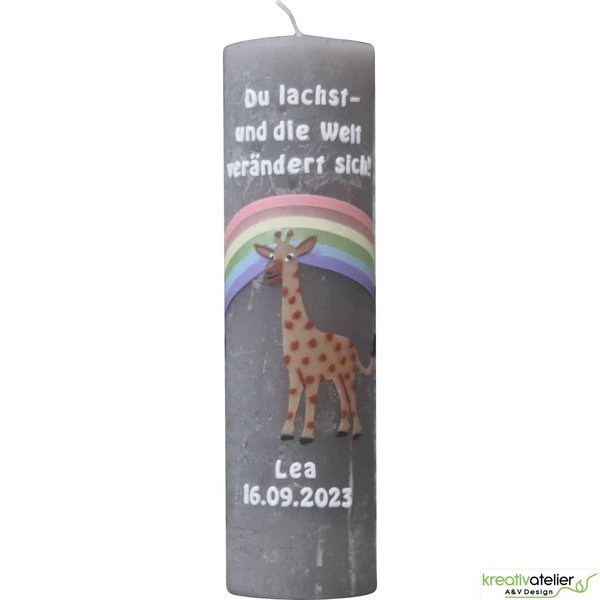 Rustik Taufkerze Lea hellgrau mit pastellfarbigem Regenbogen und Giraffe, personalisierbar
